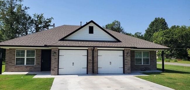 Building Photo - 2 Bed | 1 Bath Luxury Duplex