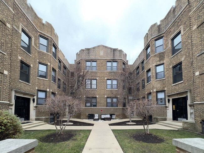 Photo - 633 W Cornelia Ave Condo Unit E4