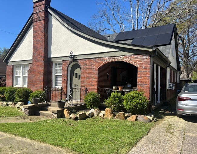 Building Photo - 312 S Valentine St Unit Main House