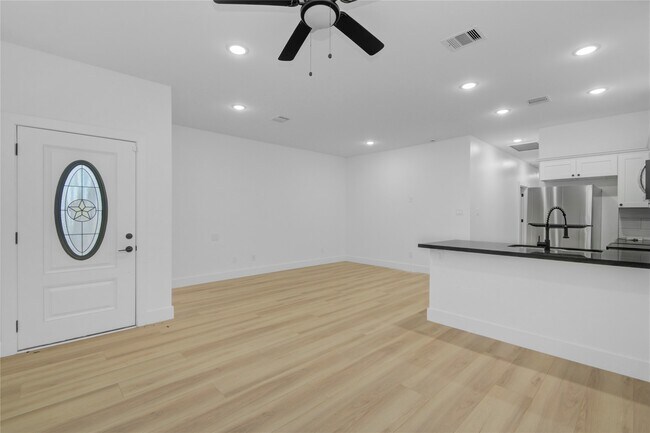 Building Photo - 8412 Sunnyhill St