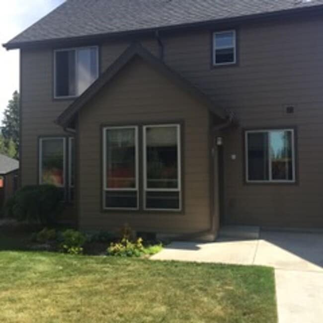 Photo - Charming 3 Bedroom Home in SE Bend with Spacious Backyard!