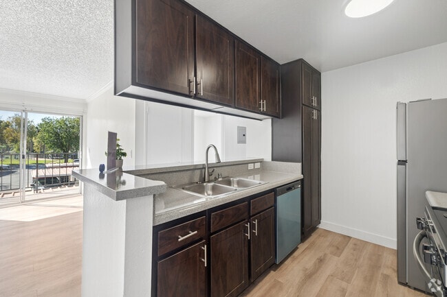 2BR, 2BA - 784SF - Kitchen