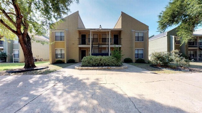 Building Photo - 305 Manuel Dr Unit D Rental