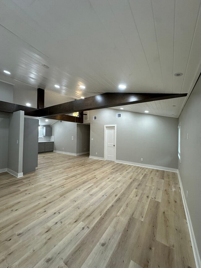 Photo - 8223 Wallis St