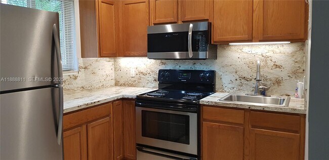 Building Photo - 818 SW 4th St Unit 2