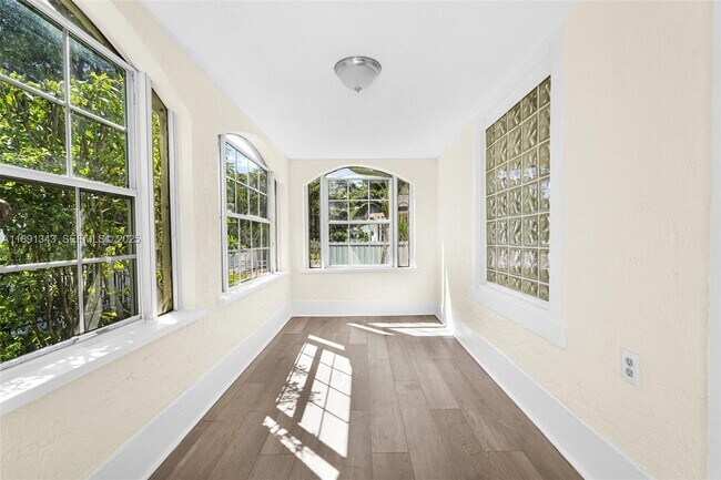 Photo - 511 NW 44th St Unidad A