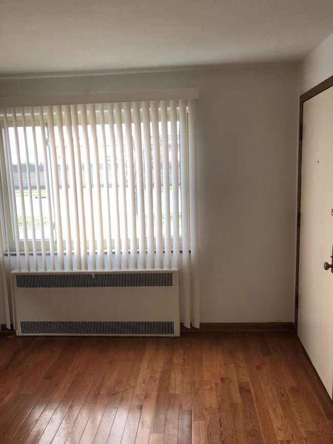 Living Room - 935 Tennessee Ave Unit 3