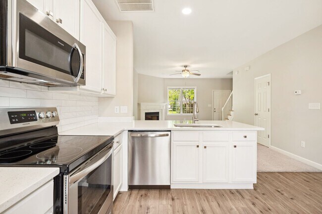 Photo - Renovated 2 bed 2.5 bath townhome in Holly...