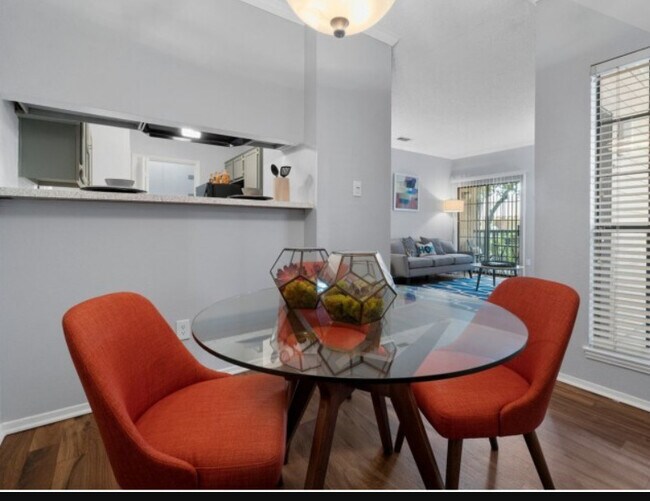 2BR, 1BA - 874SF with bar