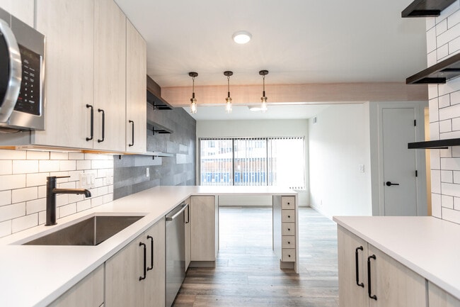 Building Photo - 2124 Pauline Blvd Unit 205 Rental