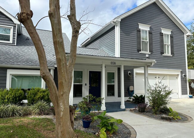 Available now. Gorgeous, Remodeled 3 BR/2 ... - Available now. Gorgeous, Remodeled 3 BR/2 ... House