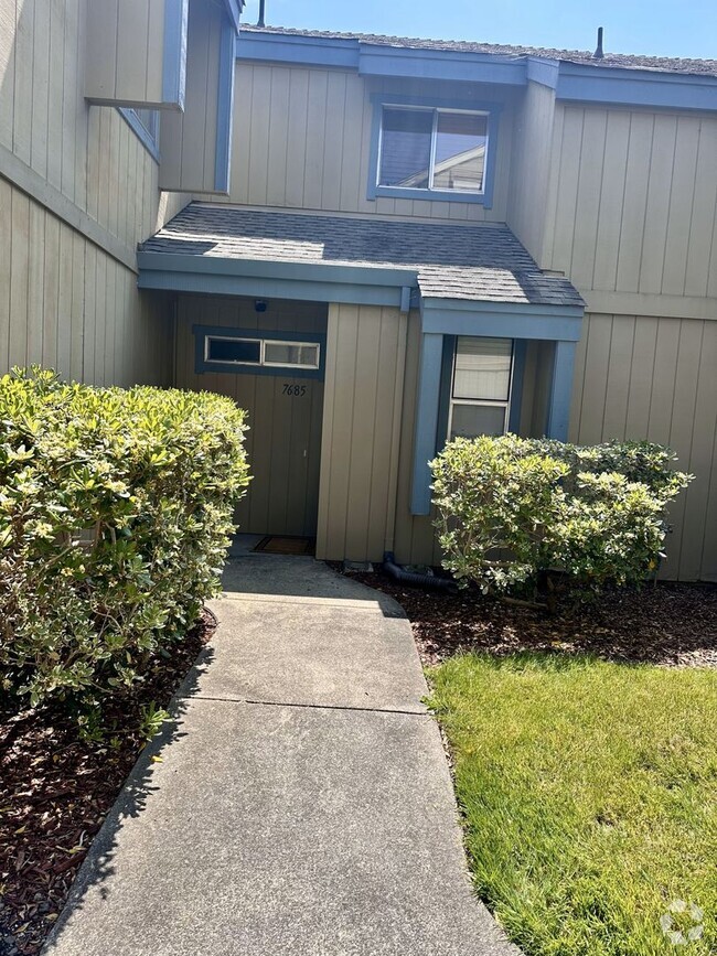 Building Photo - 2 Bedroom, 2 Bath Condo