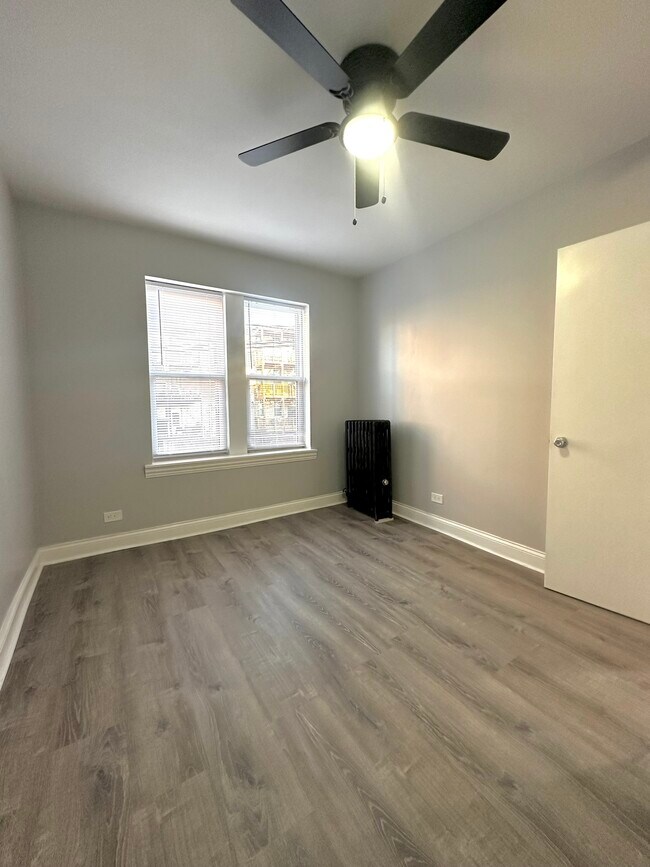 Muestra 1 disponible en febrero de 2026 - 4031 N Kenmore Apartments