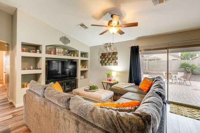 Building Photo - 2125 W Goldmine Mountain Dr Unit SI ID1546392P