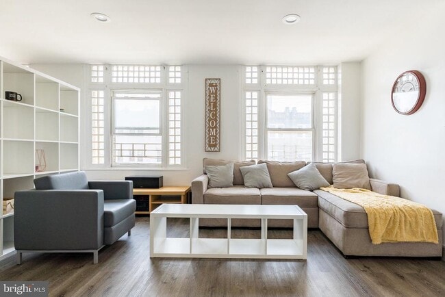 Building Photo - 3809 Ventnor Ave Unit 3