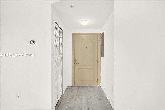 Building Photo - 2701 SW 3rd Ave Unit 403