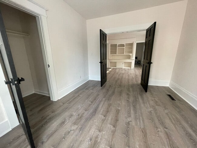 Photo - 122-124 E Lloyd Unit 124 E Lloyd (lower)