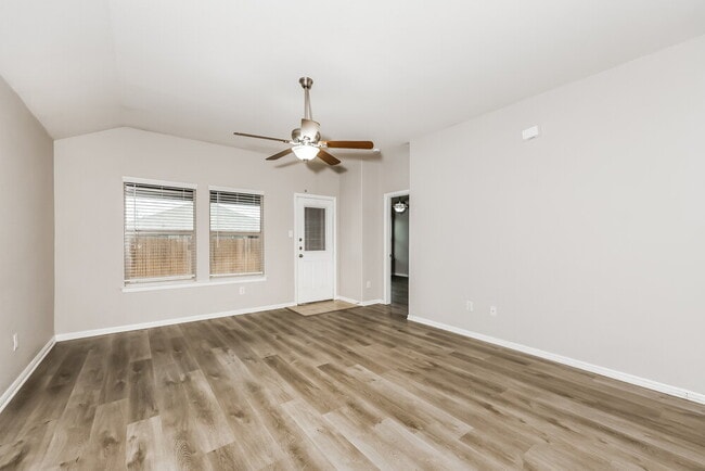 Photo - 829 Walls Blvd