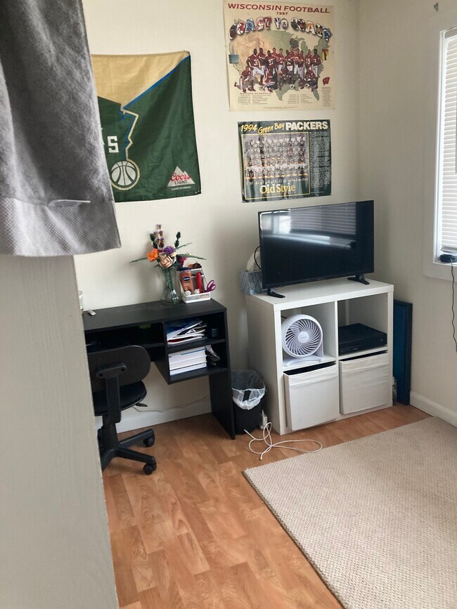 Photo - 912 Badger St Unidad 2 Bed 1 Bath Near UWL for Rent