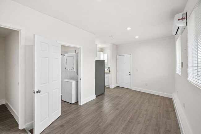 Photo - WHITNALL Unit 0008