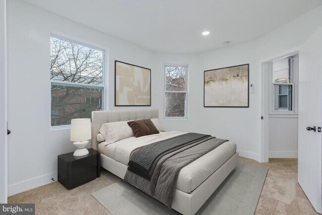 Photo - 745 Kenyon St NW