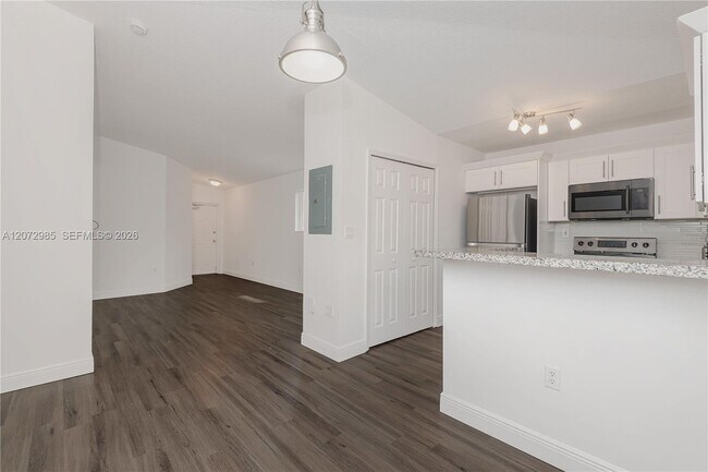 3390 NE 10th St Unit 201