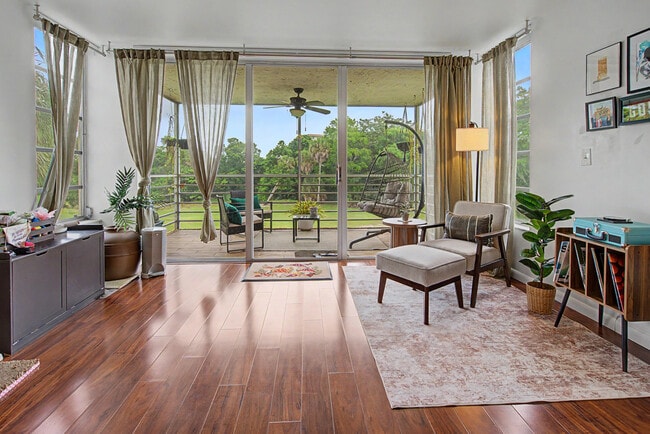 Building Photo - 3930 Oaks Clubhouse Dr Unit 304