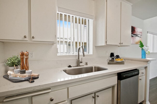 Photo - 5760 Laurel Canyon Apartments