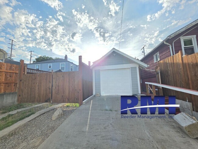 Photo - ONE OF A KIND STUIDO & GARAGE/SHOP INCLUDED!!!! Unit B