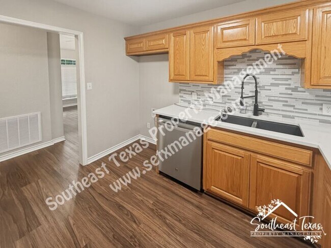 Photo - 280 Parkway Dr