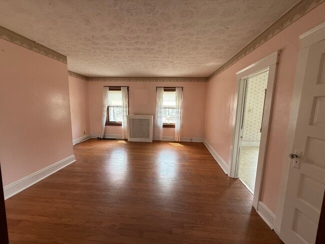 Photo - 1357 W 69th St
