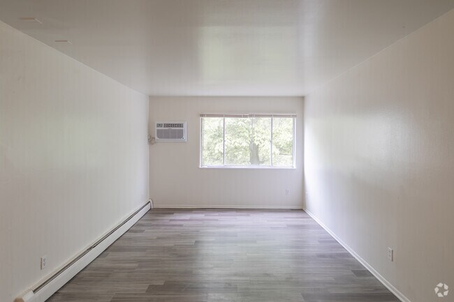2BR, 1BA - 987 SF