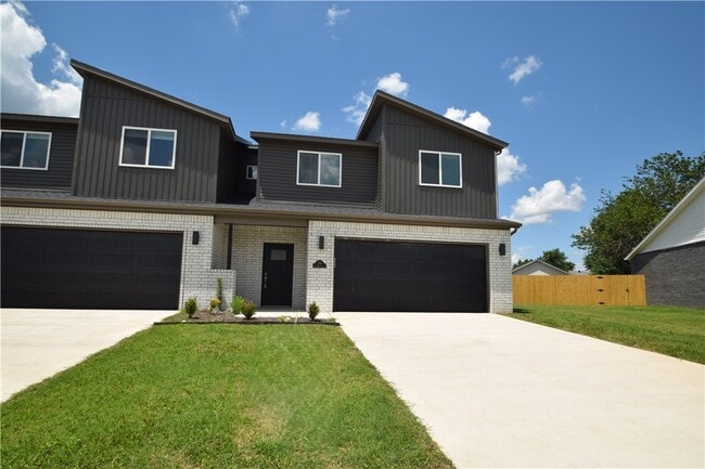 Building Photo - 704 Sun Meadows Loop