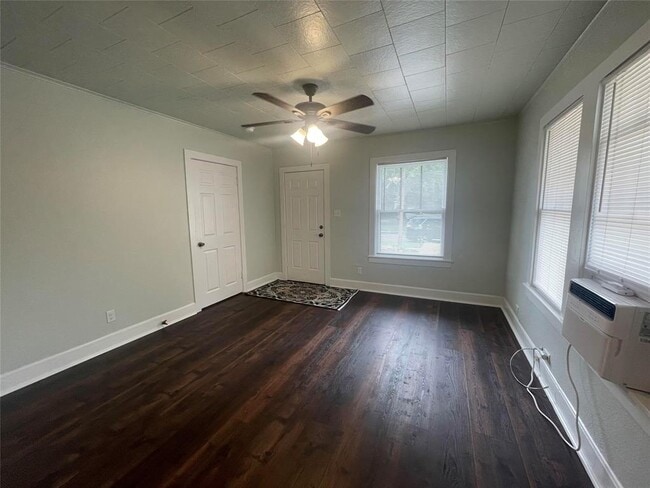 Photo - 506 W 11th St