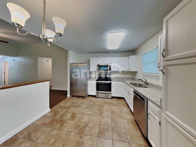 Photo - 528 Woodfield Cir