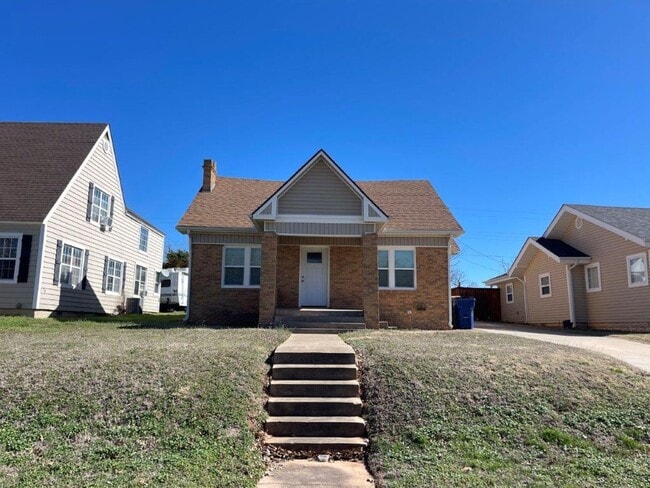 Building Photo - 3 bedroom one bath one car detached garage with laundry connections!