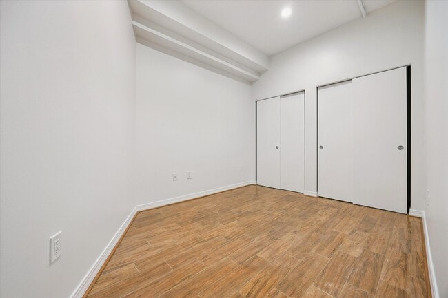 Building Photo - 917 Main St Unit 1005