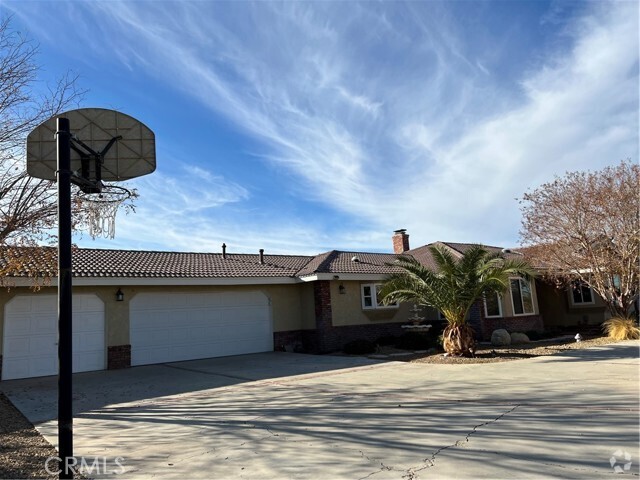 Building Photo - 2344 W Palmdale Blvd Rental