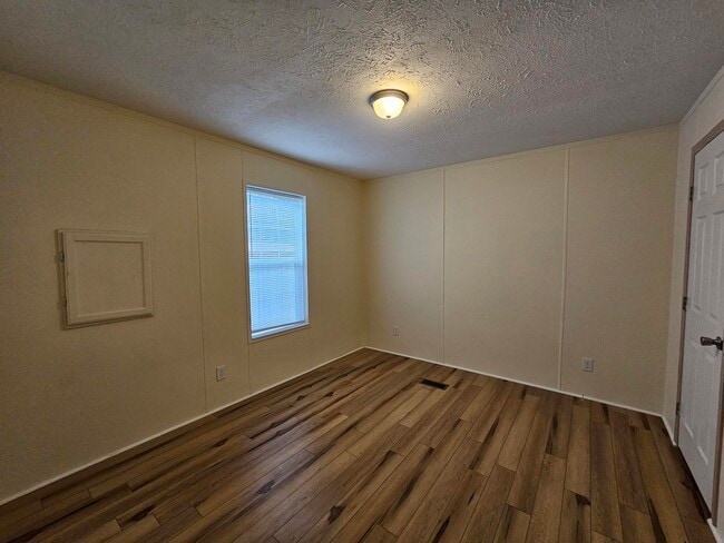 Photo - 637 Scarlet Dr