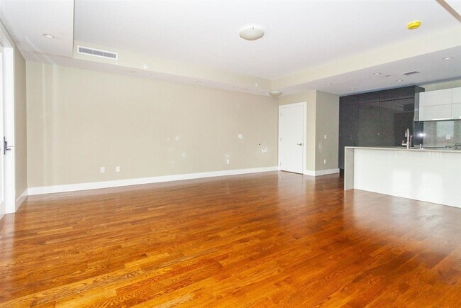Photo - 906 E 2nd St Unit 313