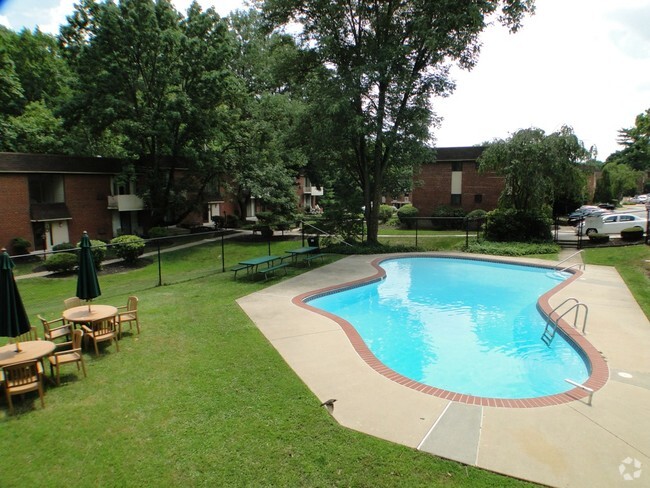 2 Pools - CV @ Glenolden Station Rental