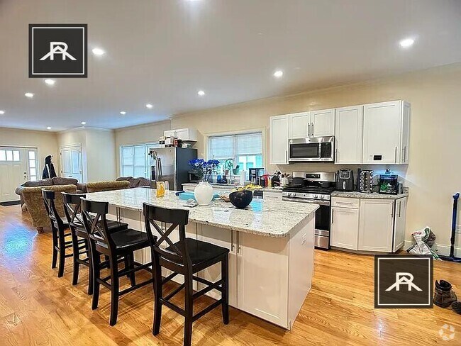 Building Photo - 5 bedroom in Brighton MA 02135 Unit 1 Rental