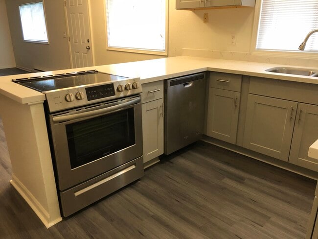 Photo - 1114 33rd St SE