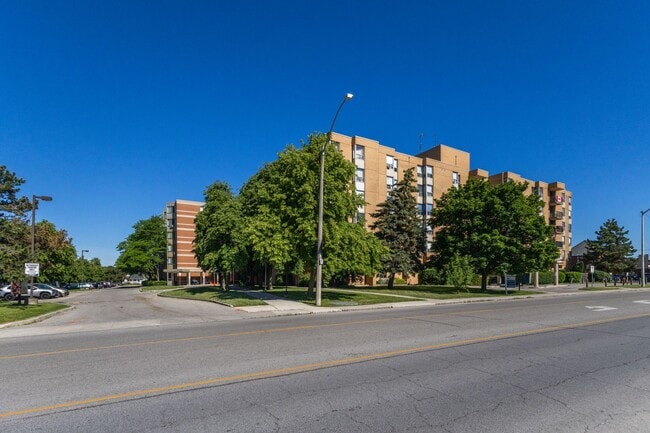 Building Photo - Gorgeous Renovated 2 Bed On Mall Road Unit 407