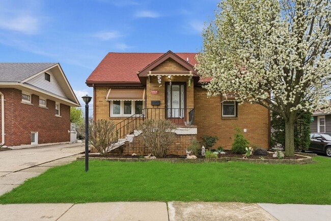 Building Photo - 1115 Kelly Ave