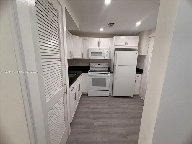 Building Photo - 20111 NE 27th Ct Unit 9