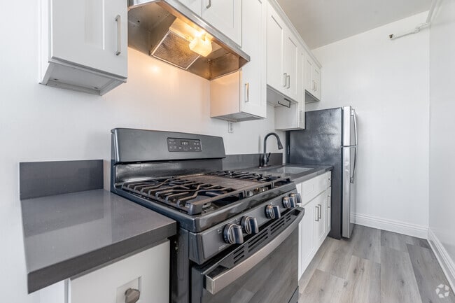 Studio, 1BA - 530SF - Kitchen