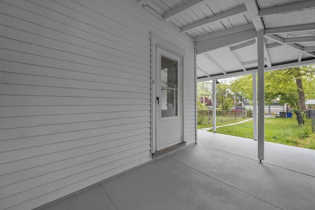 Photo - 560 King St