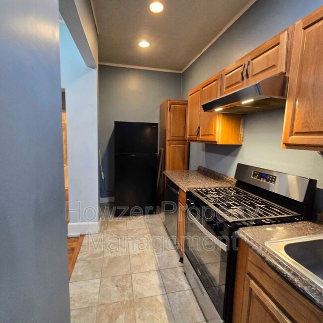 Building Photo - 14-18 Chester Ave Unit 14F