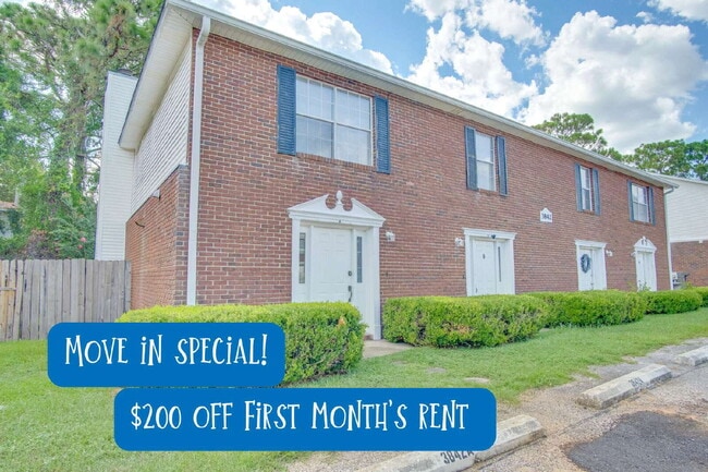 Photo - Charming Townhome with Fireplace & Fenced ... Unit B